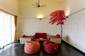 Suite Mewah, 1 kamar tidur, bathtub, pemandangan danau | Seprai premium, minibar, brankas, dan meja kerja