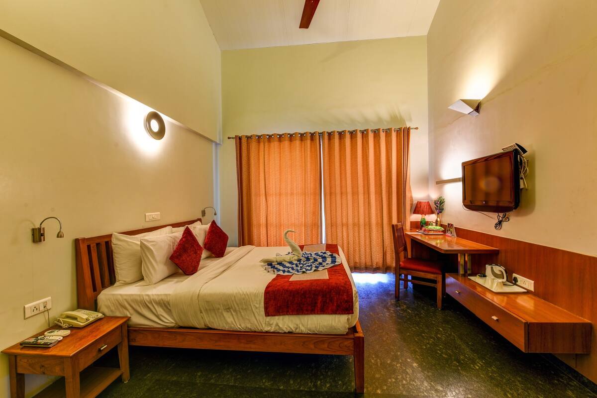Phòng Suite Cao cấp, 1 phòng ngủ, bồn tắm, quang cảnh hồ | Bộ đồ giường cao cấp, minibar, két bảo mật tại phòng, bàn 