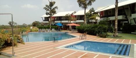 4 outdoor pools, open 6:00 AM to 7:00 PM, pool umbrellas