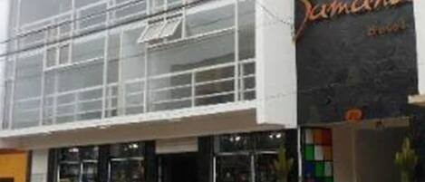 Un edificio moderno con fachada de vidrio y escaparate con el nombre 'Samaria'.