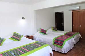 Kamar Quadruple Superior | Brankas, meja kerja, tempat tidur bayi gratis, dan Wi-Fi gratis