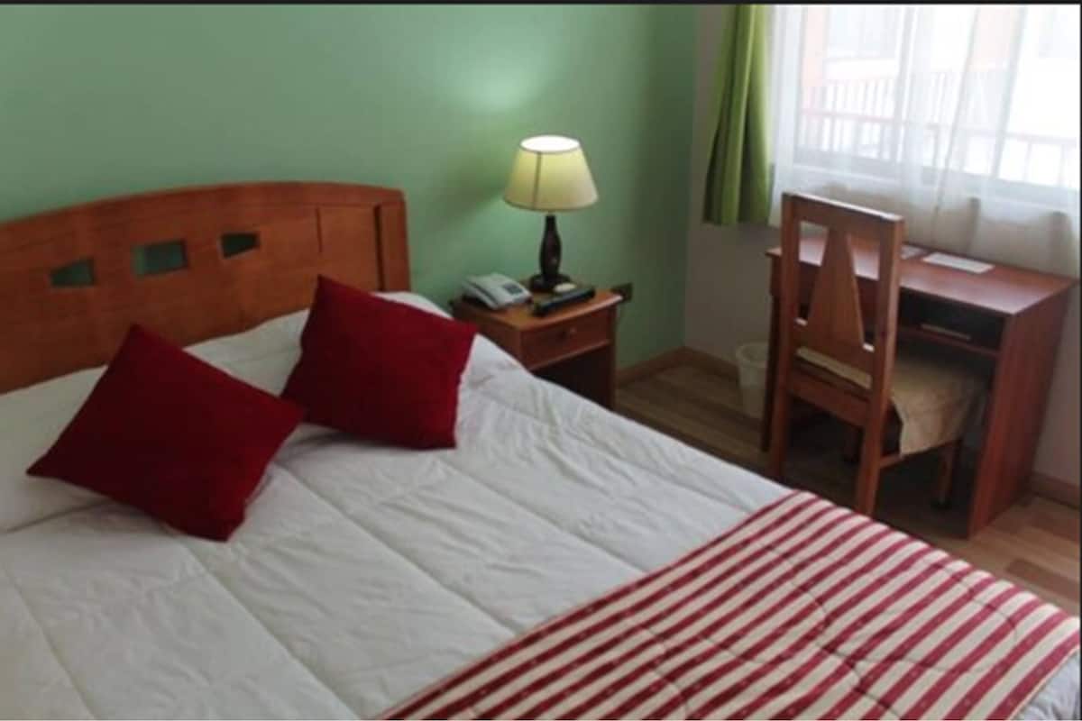 Standard-Doppelzimmer, 1 Doppelbett | Zimmersafe, Schreibtisch, kostenlose Babybetten, kostenloses WLAN