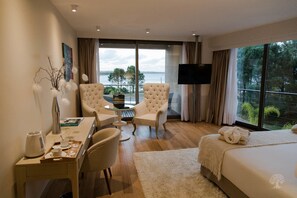 Suite Deluxe, 1 très grand lit, vue lagon | Literie de qualité supérieure, couette en duvet d'oie, minibar