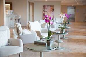 Coin salon dans le hall