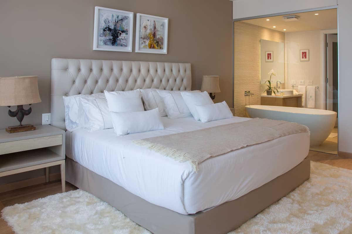 Seprai premium, selimut bulu angsa, minibar, dan brankas