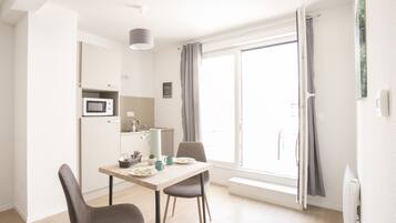 Appartement (T2) | Cuisine privée | Réfrigérateur, micro-ondes, plaque de cuisson, cafetière/bouilloire