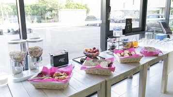 Petit déjeuner continental servi tous les jours en supplément