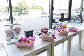 Desayuno continental diario (EUR 8 por persona)