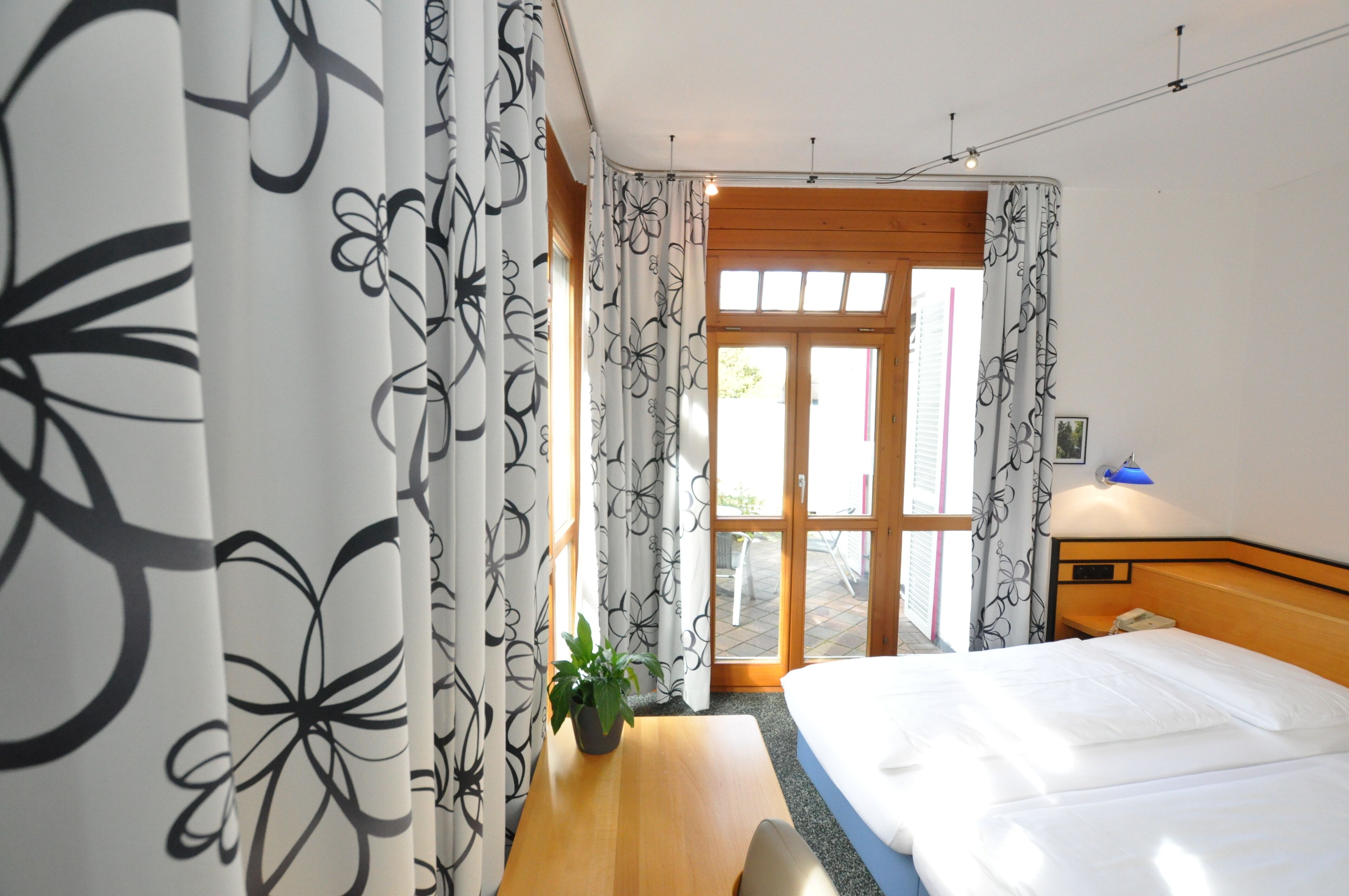 comfort room, 1 bedroom | premium bedding, minibar, in-room safe, desk