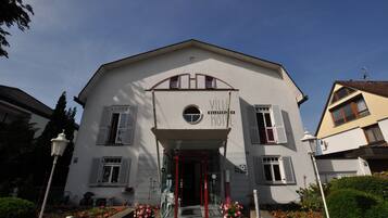 Fassade der Unterkunft – Abend/Nacht