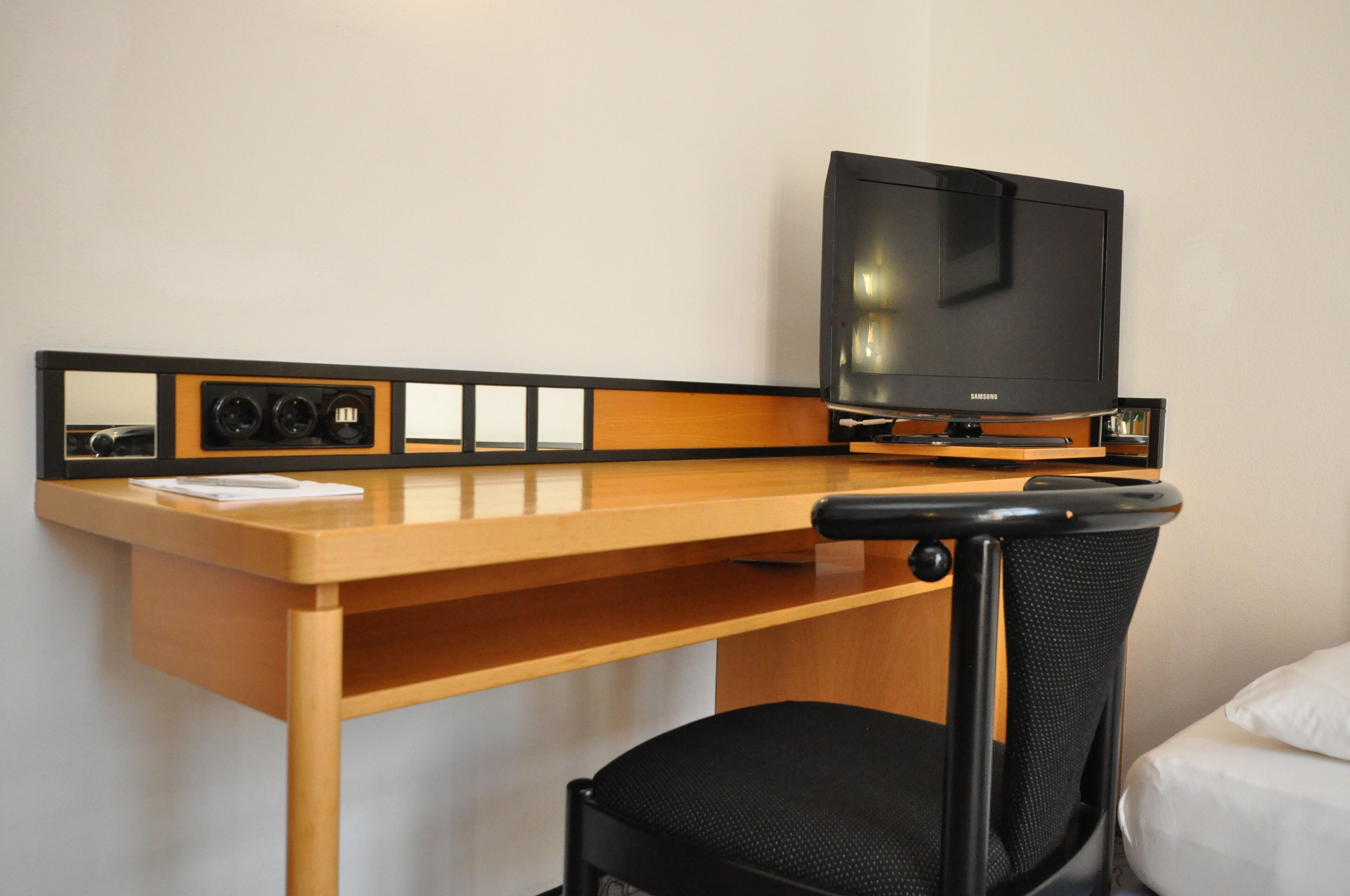 classic single room | living area | flat-screen tv