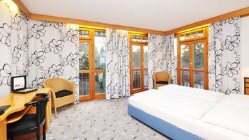 Garden View Room | SÀngtillbehör av högsta kvalitet och vÀrdeförvaringsskÄp pÄ rummet