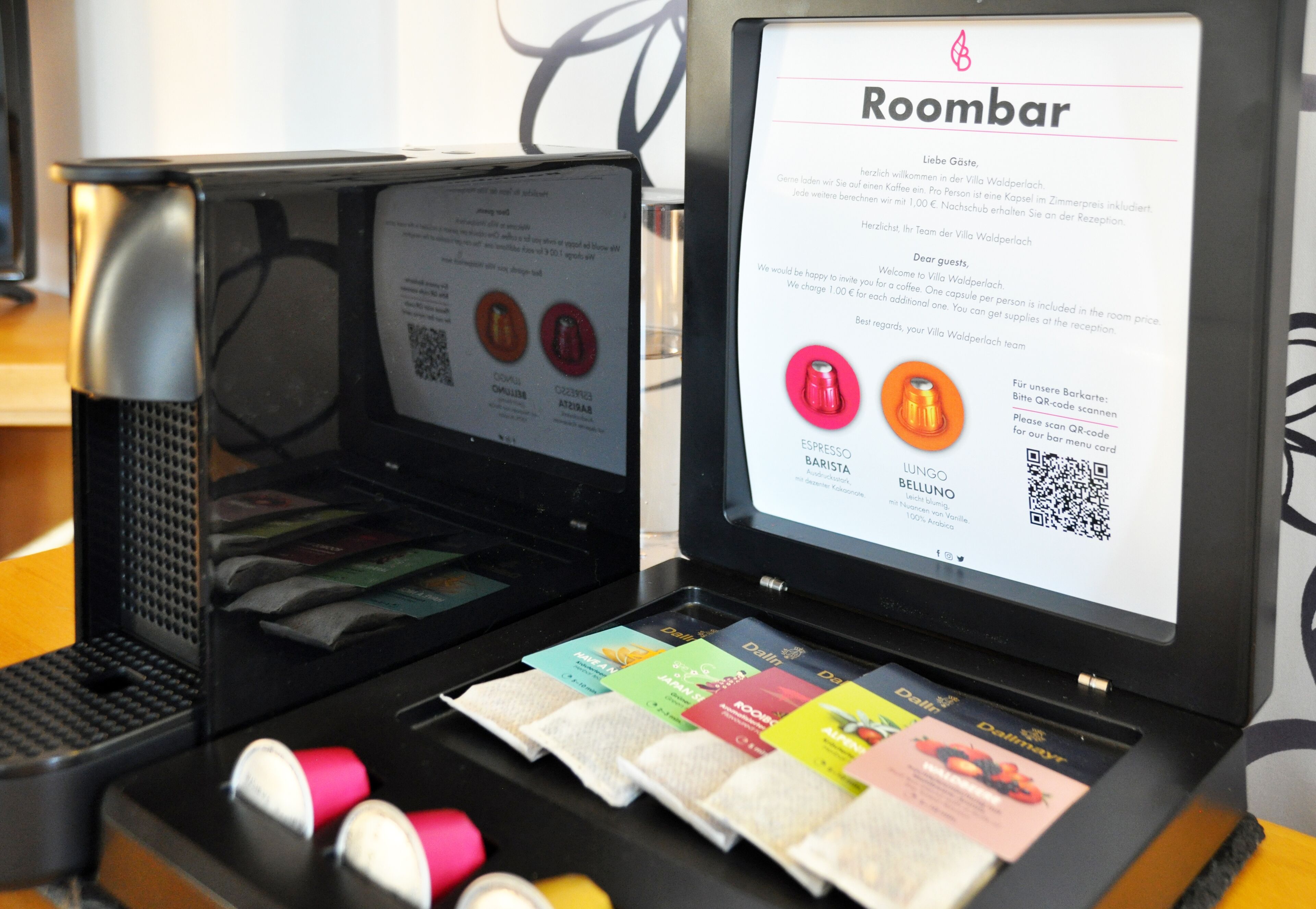 Una máquina de café Roombar con pantalla digital y código QR para escanear el menú.
