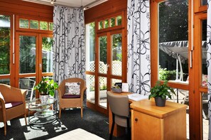 Comfort Room, 1 Bedroom | Living area | Flat-screen TV - Hotel Villa Waldperlach (Munich)