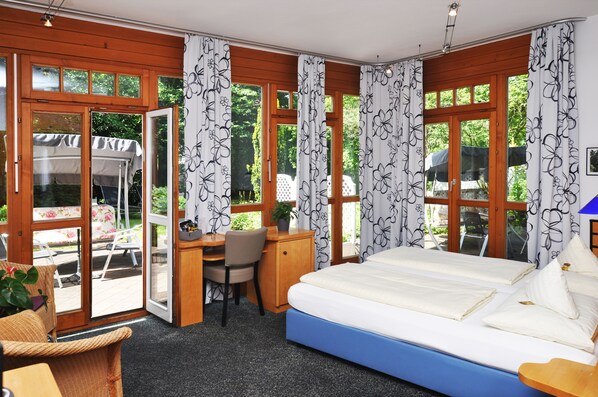 Garden View Room | Sengetøy av topp kvalitet, safe på rommet og skrivebord