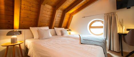 Double Room, Balcony | Premium bedding, in-room safe, desk, free WiFi
