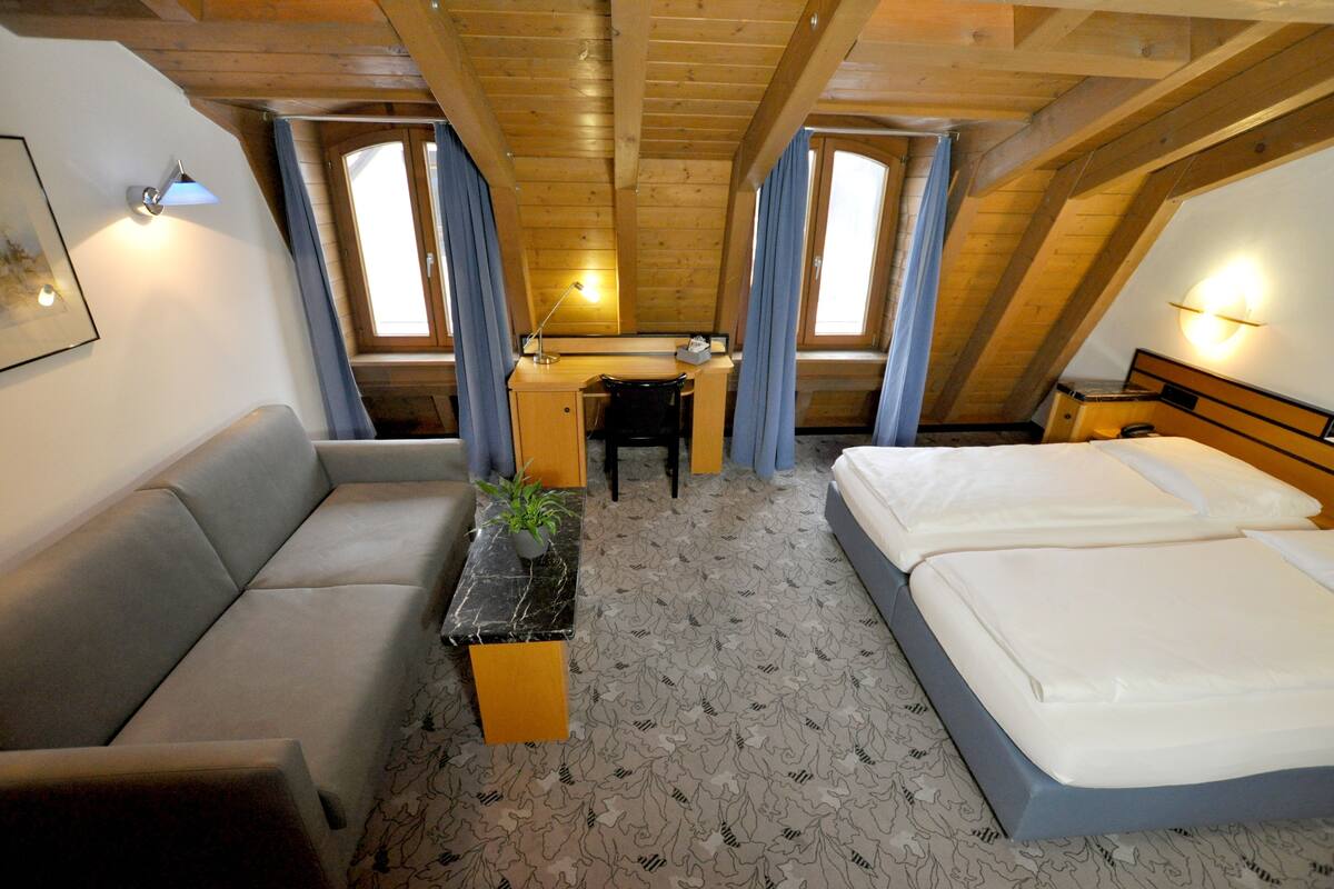Ropa de cama de alta calidad y caja de seguridad en la habitación 
