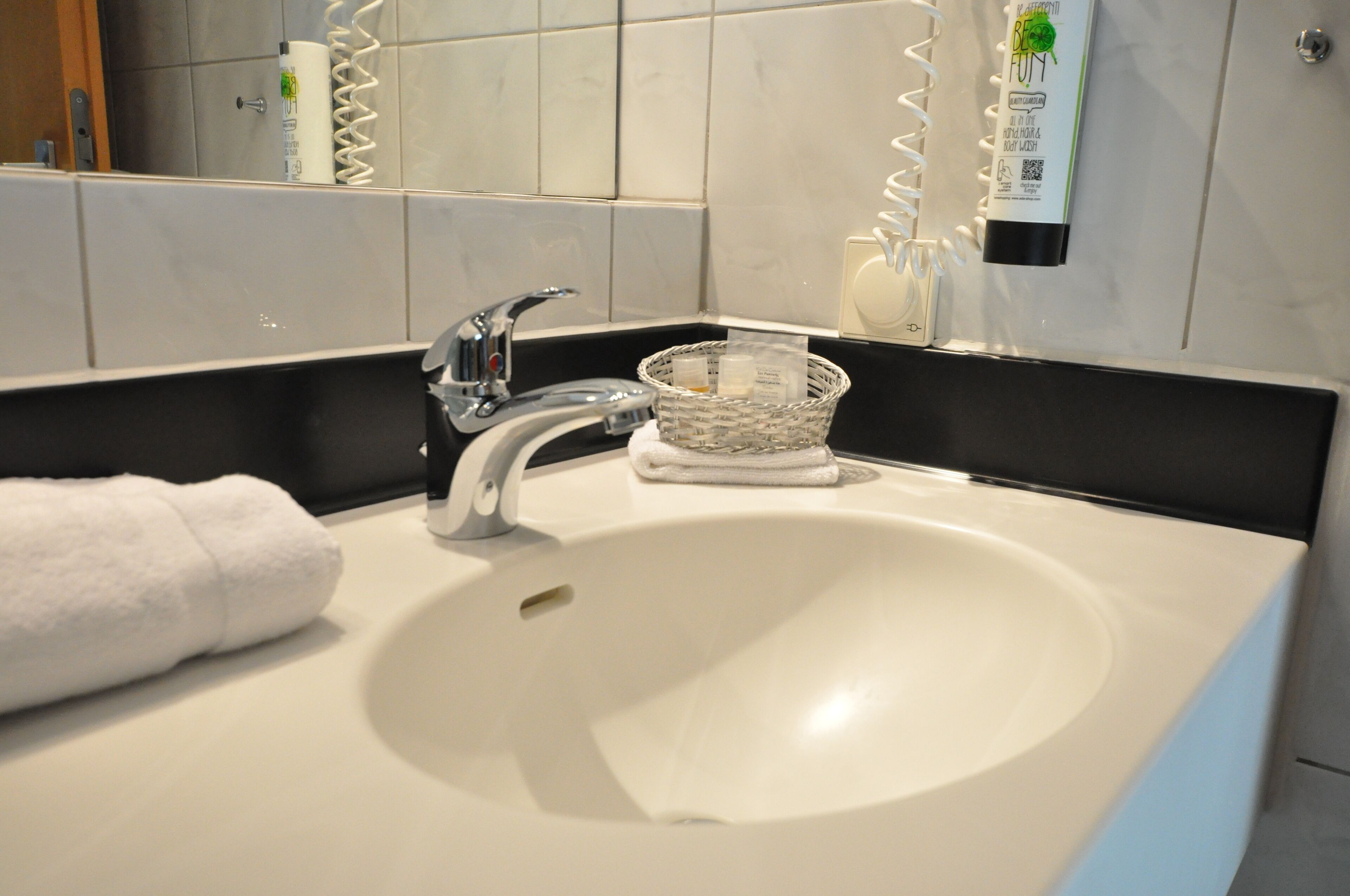 business room, 1 single bed | bathroom | shower, free toiletries, towels