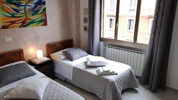 Camera con letto matrimoniale o 2 letti singoli, bagno in camera, vista città | Minibar, tende oscuranti, ferro/asse da stiro, Wi-Fi gratuito