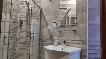 Single Room, Ensuite (Roverella) | Badezimmer | Dusche, kostenlose Toilettenartikel, Haartrockner, Bidet