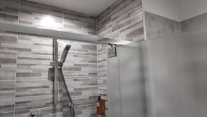 Triple Room, Private External Bathroom, City View ( Rovere ) | Dusj på badet
