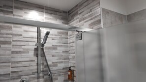 Triple Room, Private External Bathroom, City View ( Rovere ) | Bathroom shower - Bed & Breakfast Centrale (Bologna)