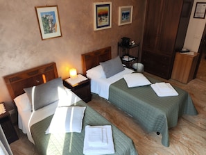 Triple Room, Ensuite, City View (Marmo) | Minibar, blackout drapes, iron/ironing board, free WiFi - Bed & Breakfast Centrale (Bologna)