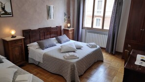 Triple Room, Private External Bathroom, City View ( Rovere ) | Minibar, blackout curtains, iron/ironing board, free WiFi - Bed & Breakfast Centrale (Bologna)