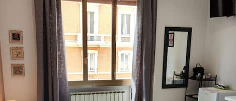 Double or Twin Room, Ensuite, City View (Acero) | Minibar, cortinas blackout, tabla de planchar con plancha y wifi gratis