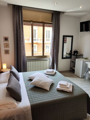 Double or Twin Room, Ensuite, City View (Acero) | Minibar, blackout curtains, iron/ironing board, free WiFi - Bed & Breakfast Centrale (Bologna)