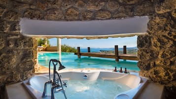 Deep-soaking bathtub