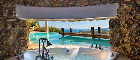 Villa, 2 habitaciones, alberca privada, vista al mar | Tina profunda