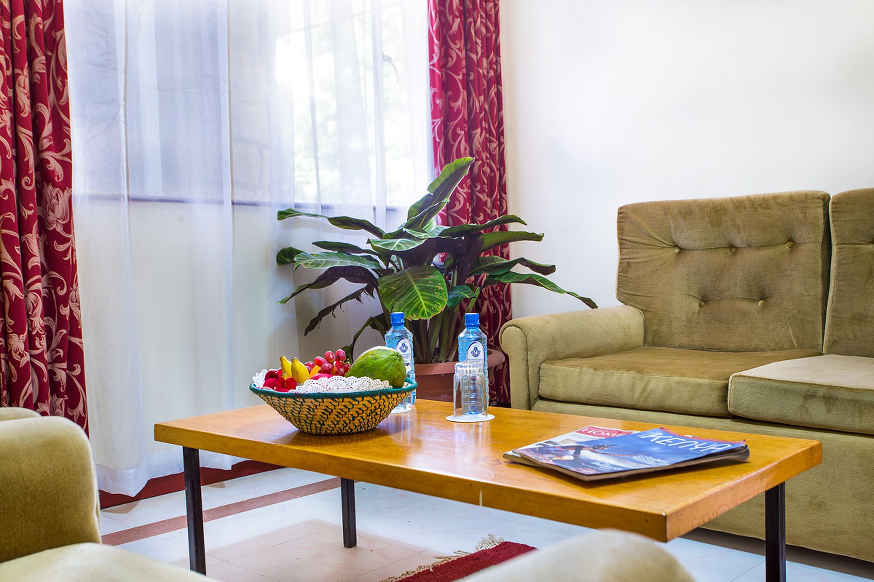 4 habitaciones, caja de seguridad en la habitación y escritorio 