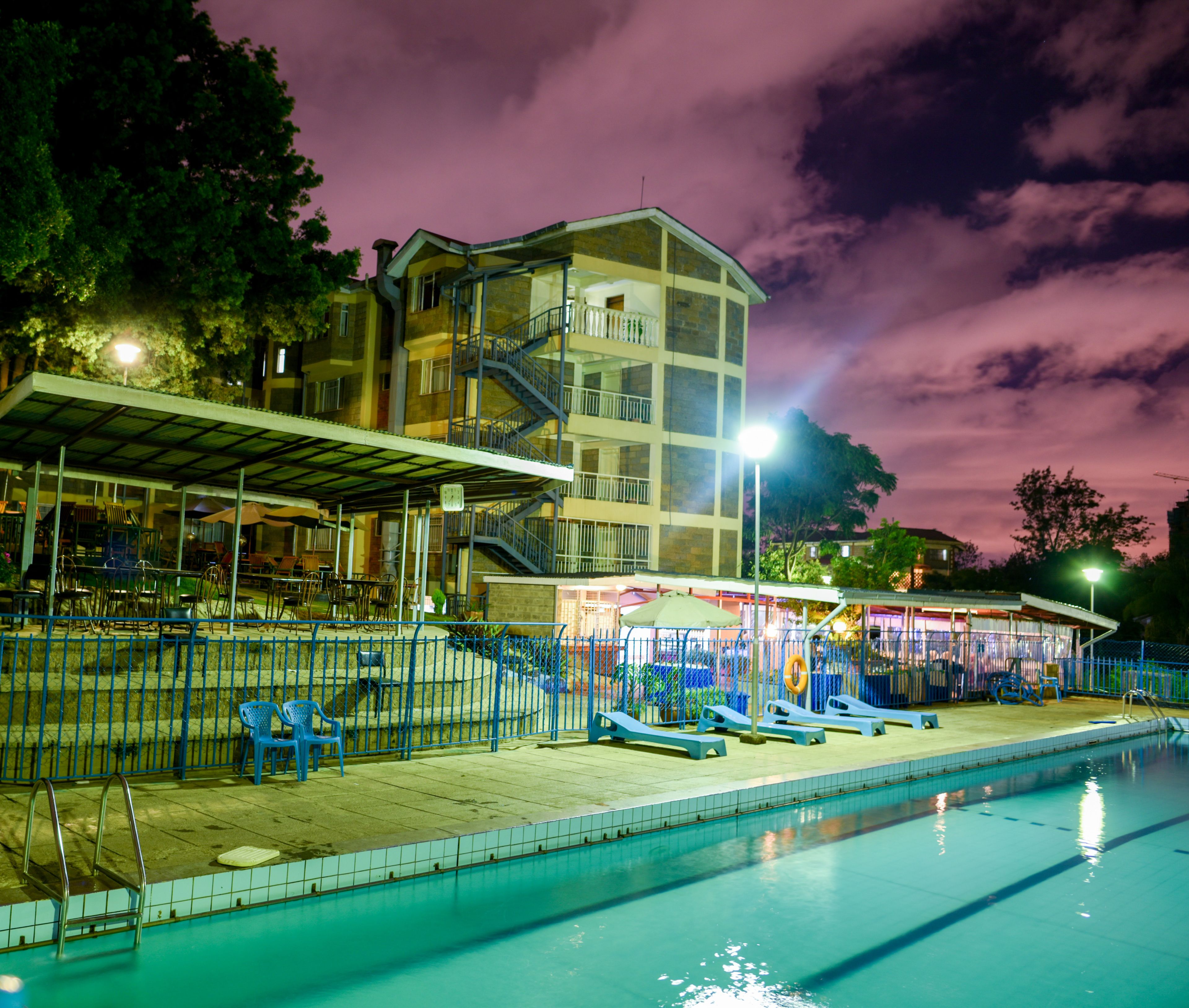 Fachada de la propiedad por la tarde o noche