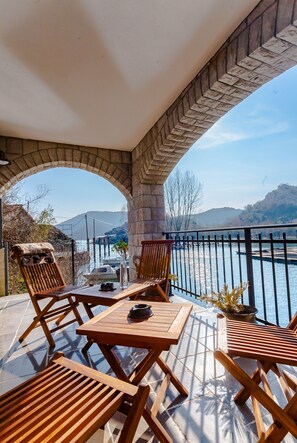 Villa de lujo, 2 habitaciones, vista al lago | Terraza o patio