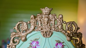 Una silla decorativa con intrincados grabados y motivos florales.
