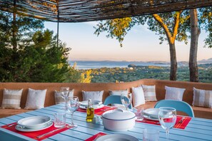 Villa, 2 habitaciones, piscina privada | Servicio de comidas en la habitación