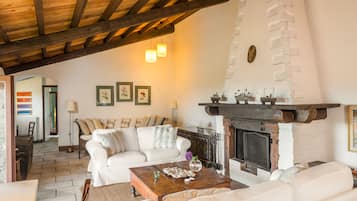 Vila, 2 kamar tidur, kolam renang pribadi | Ruang keluarga | TV layar datar, perapian, dan pemutar DVD