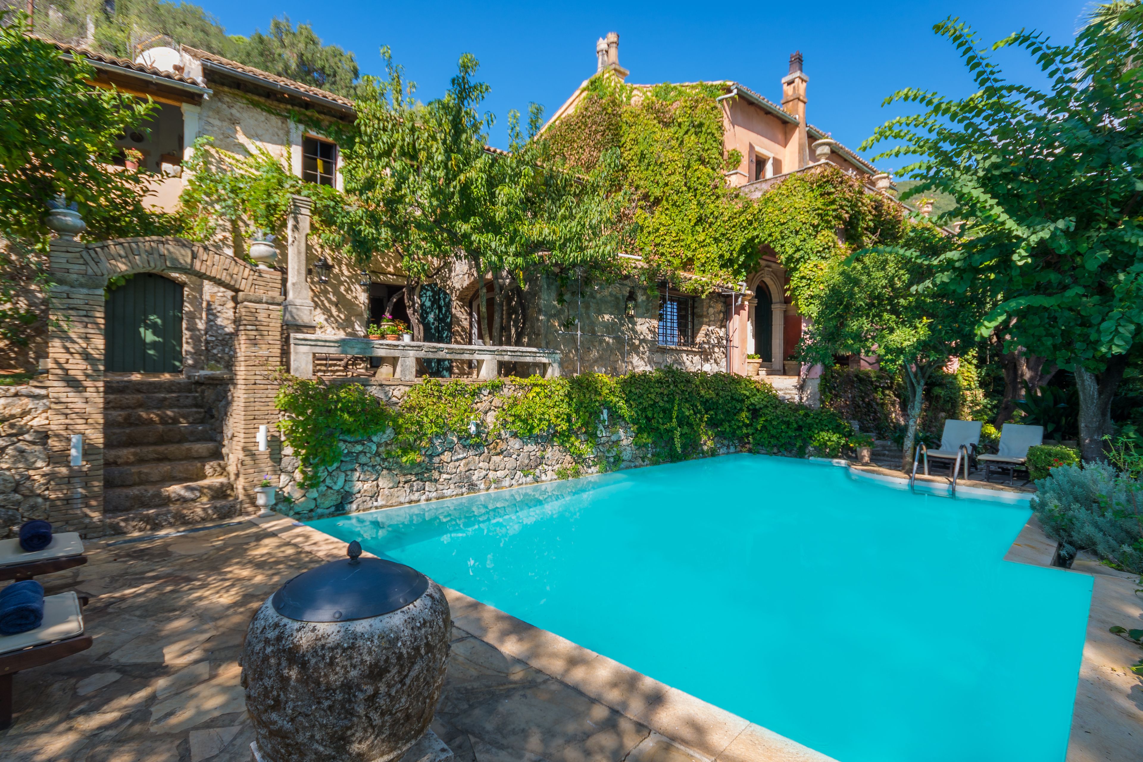 Una piscina al aire libre de temporada