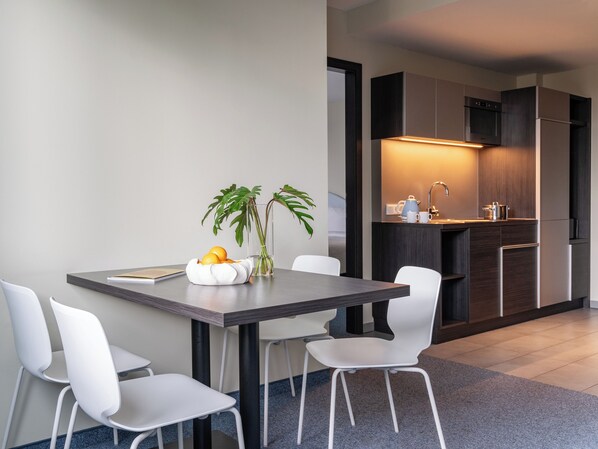 Deluxe-suite | Privat køkken | Køleskab, kogeplade, espressomaskine, kaffe-/temaskine