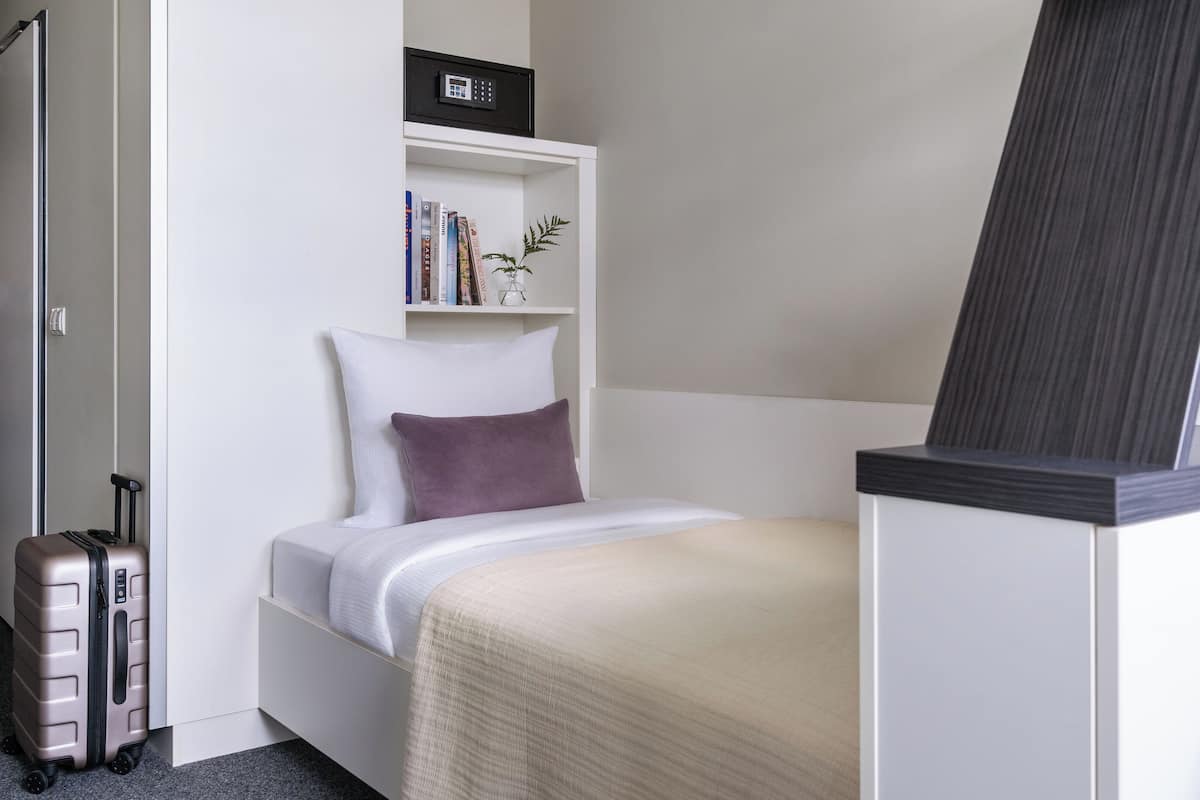 Quarto solteiro standard | 1 quarto, roupas de cama premium, cofres nos quartos, escrivaninha