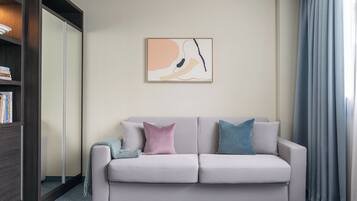 Deluxe-Suite | Hochwertige Bettwaren, Betten mit Memory-Foam-Matratzen, Zimmersafe