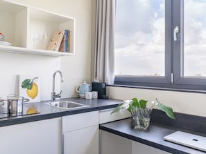 Standardenkeltværelse | Privat køkken | Køleskab, kogeplade, espressomaskine, kaffe-/temaskine