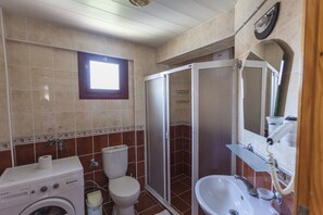 Douche, articles de toilette gratuits, sèche-cheveux