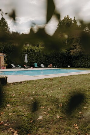 Children's play area - outdoor - Logis Hôtel du Parc (Cransac)