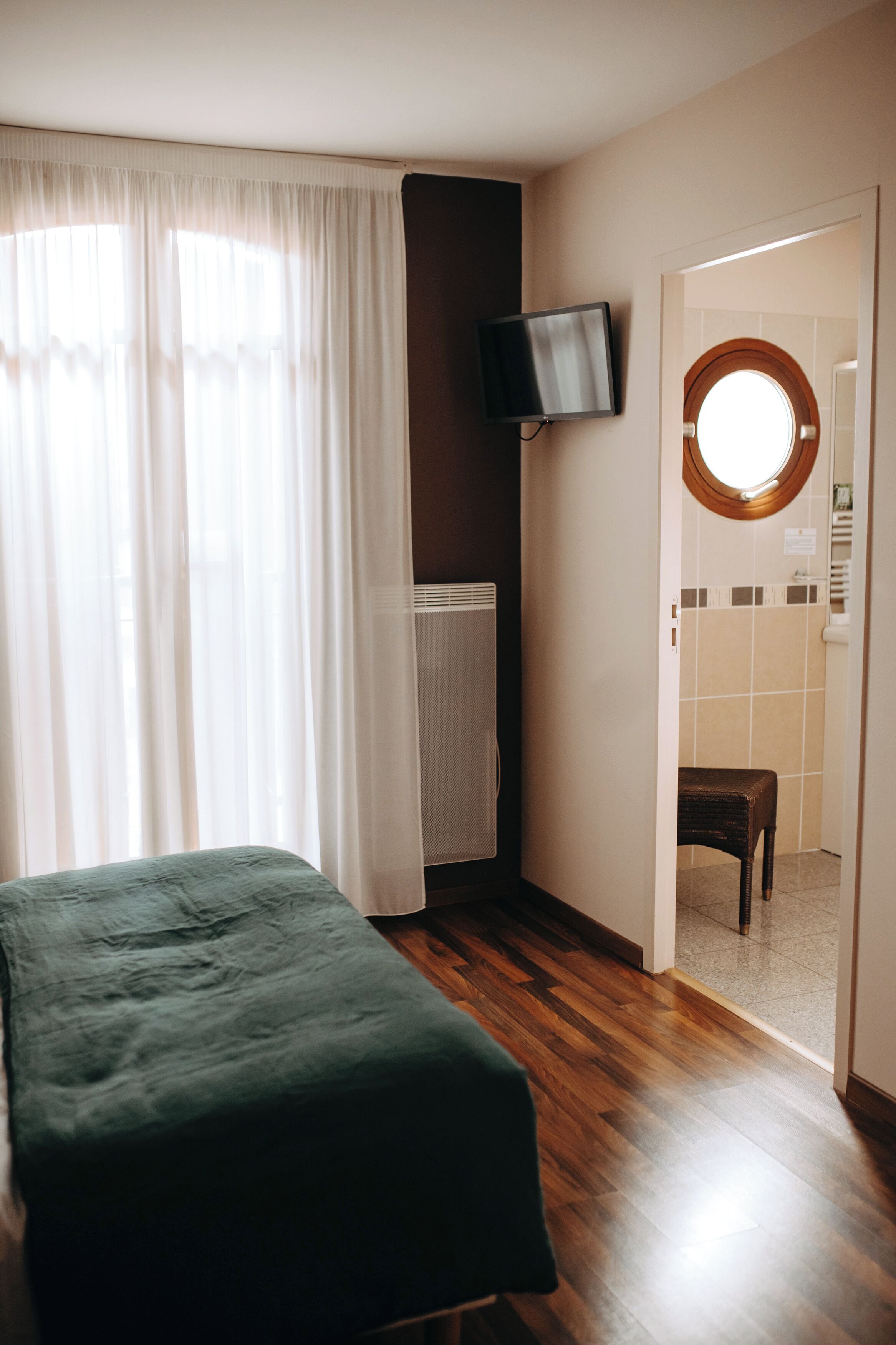 Habitación superior | Caja de seguridad en la habitación, escritorio y insonorización 