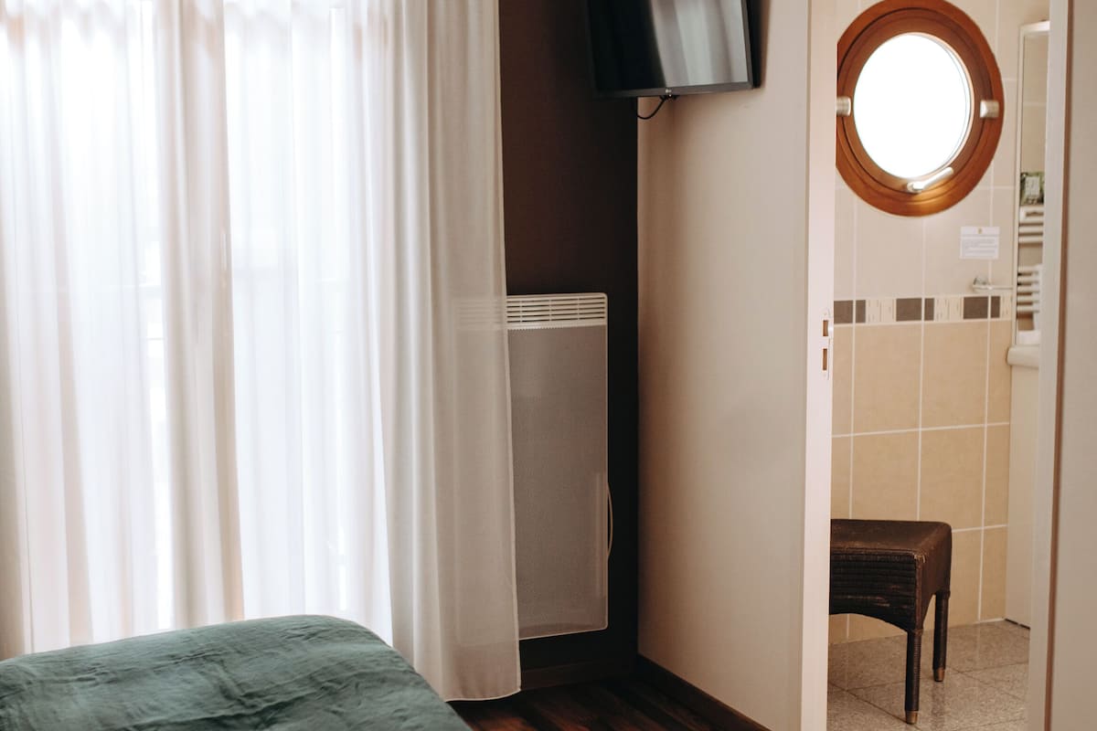 Habitación superior | Caja de seguridad en la habitación, escritorio y insonorización