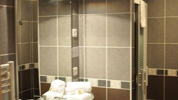Superior Room | Bathroom | Towels