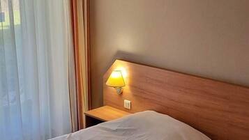 Kahden hengen standard-huone (kaksi sänkyä), parveke | Tallelokero huoneessa, työpöytä, äänieristys, silitysrauta/-lauta