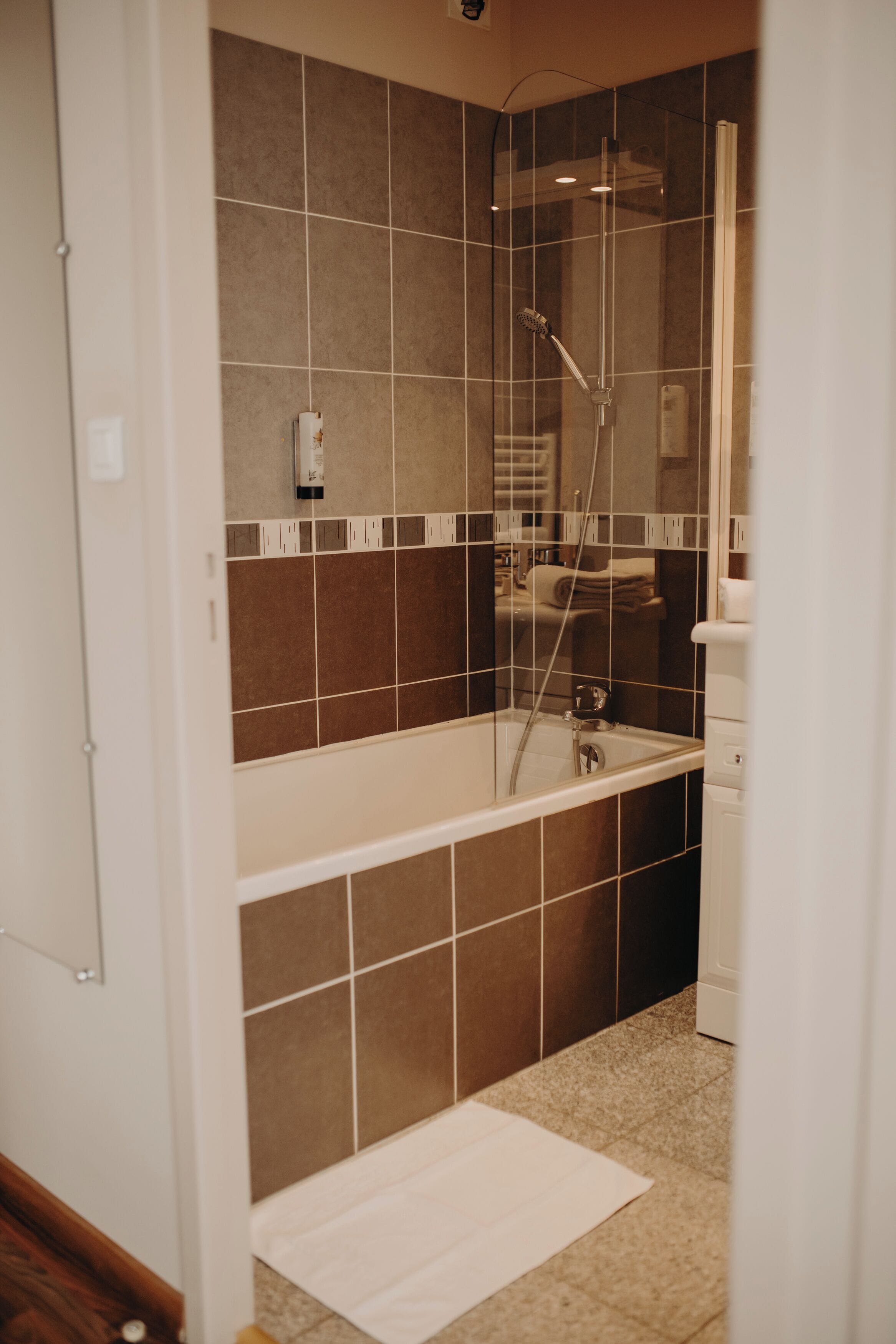 deluxe room, bathtub | bathroom | towels